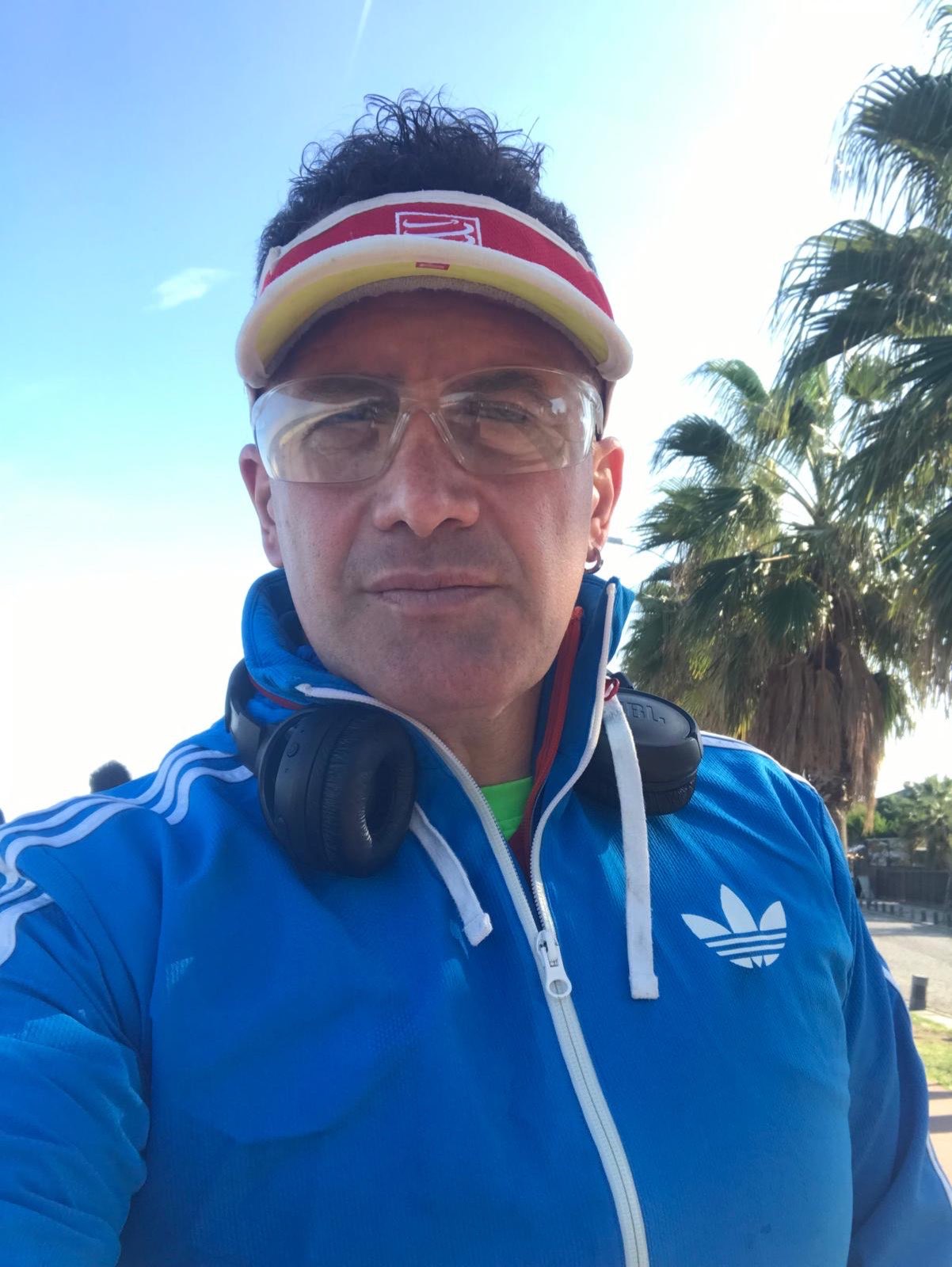 Erden Giritli taking an outdoor selfie, reflecting his healthy lifestyle coach and active athlete identity