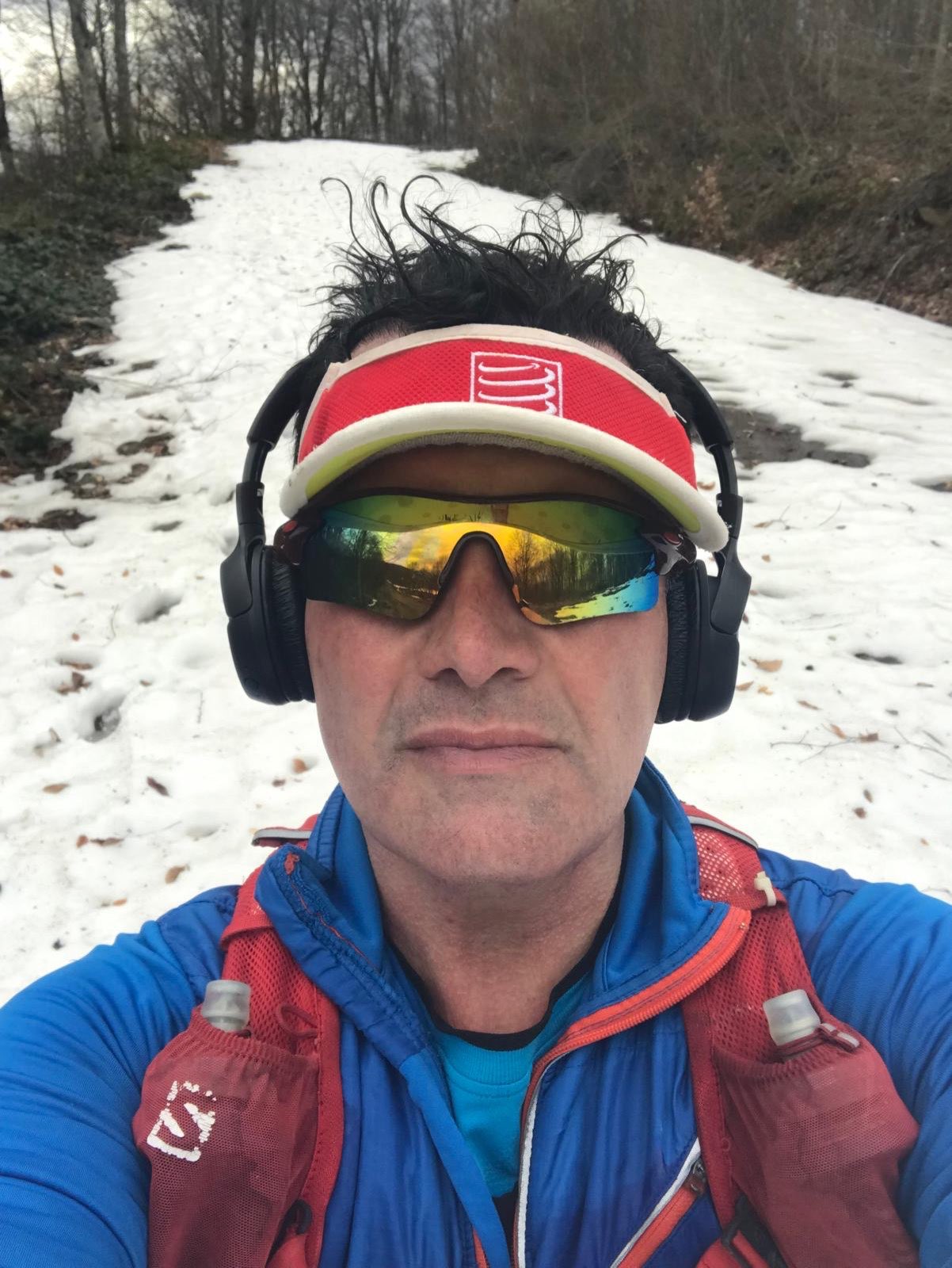 Erden Giritli taking a selfie on a snowy route, reflecting his healthy lifestyle coach and running coach identity