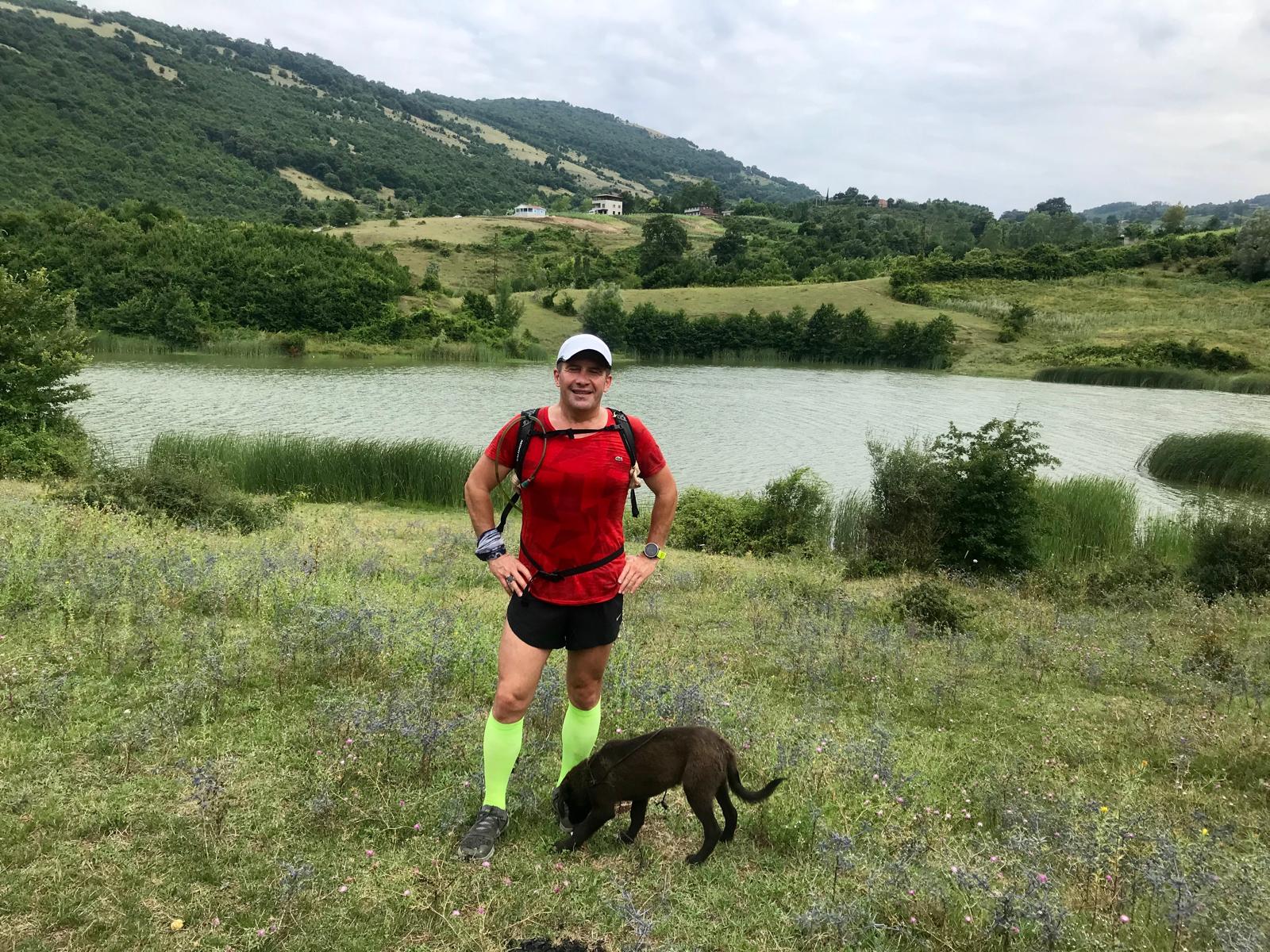 Erden Giritli açık havada dayanıklılık antrenmanı sonrası doğa içinde ayakta duruyor