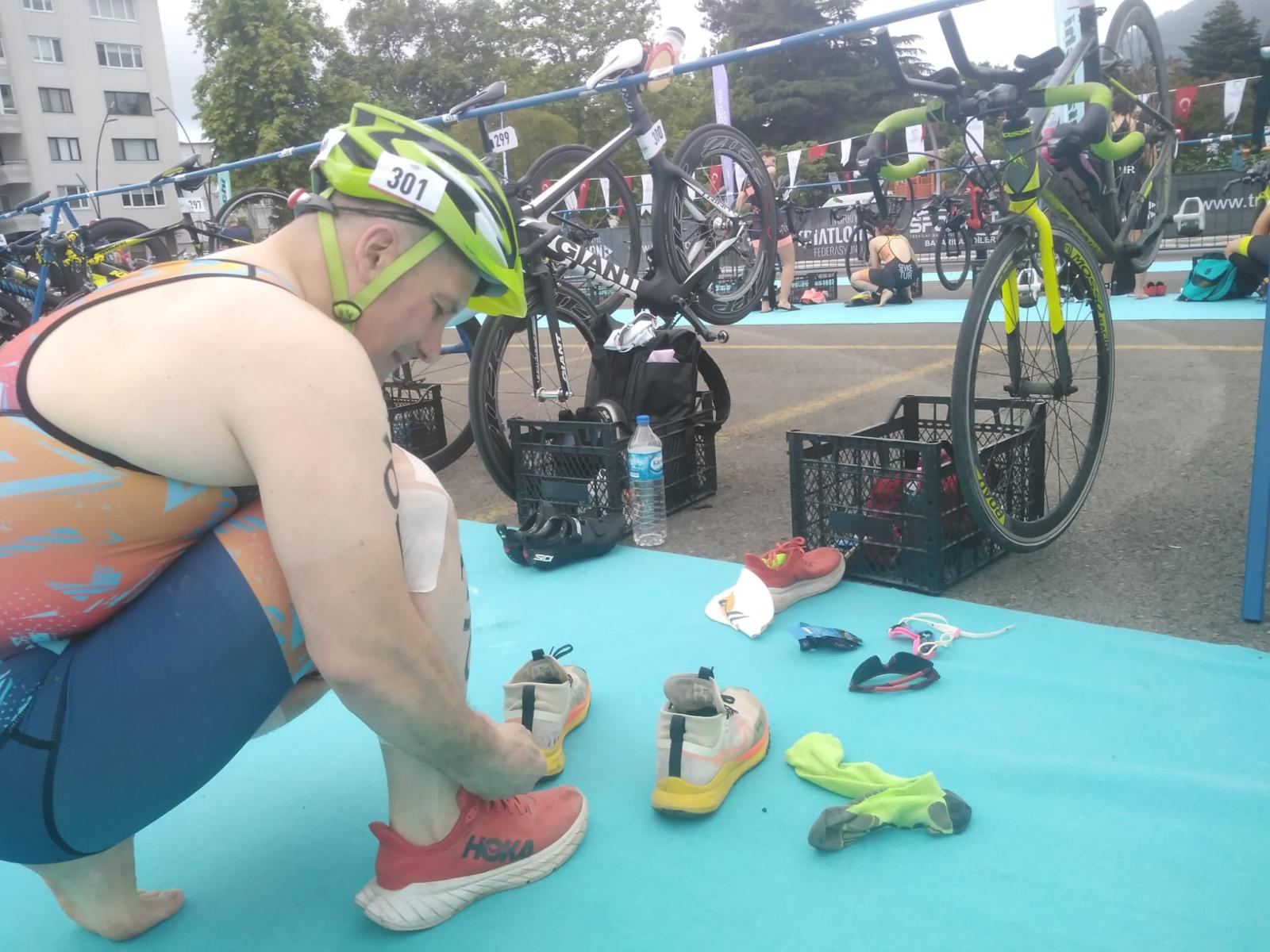 Erden Giritli triatlon geçiş alanında yarış hazırlığı yapıyor